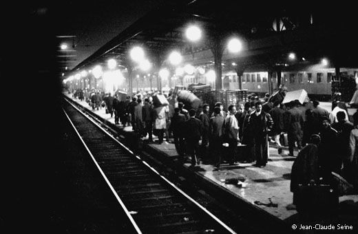 Pic: "Immigrés à la gare de Lyon, Paris, 1964" - © 1964 Jean-Claude Seine - Size: 32k