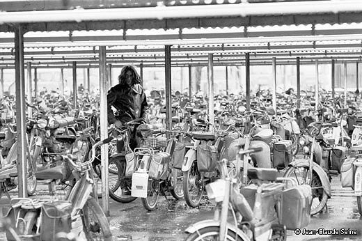 Pic: "Travailleur à l'usine Saviem, Lunéville, 1974" - © 1974 Jean-Claude Seine - Size: 32k