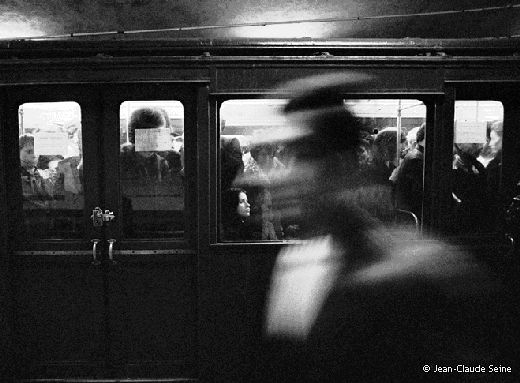 Pic: "Une inconnue dans le métro, paris, 1972" - © 1972 Jean-Claude Seine - Size: 40k